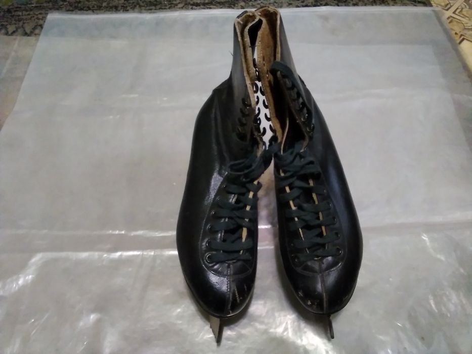 Коньки фигурные.