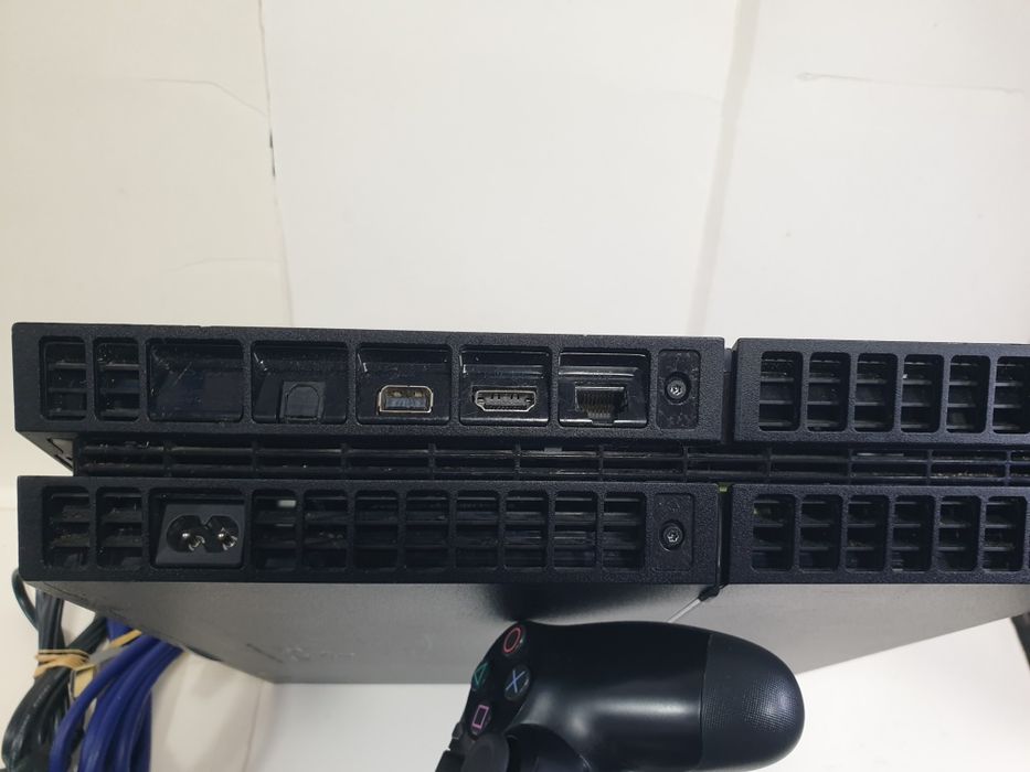 Sony PlayStation 4 (model CUH-1216A)