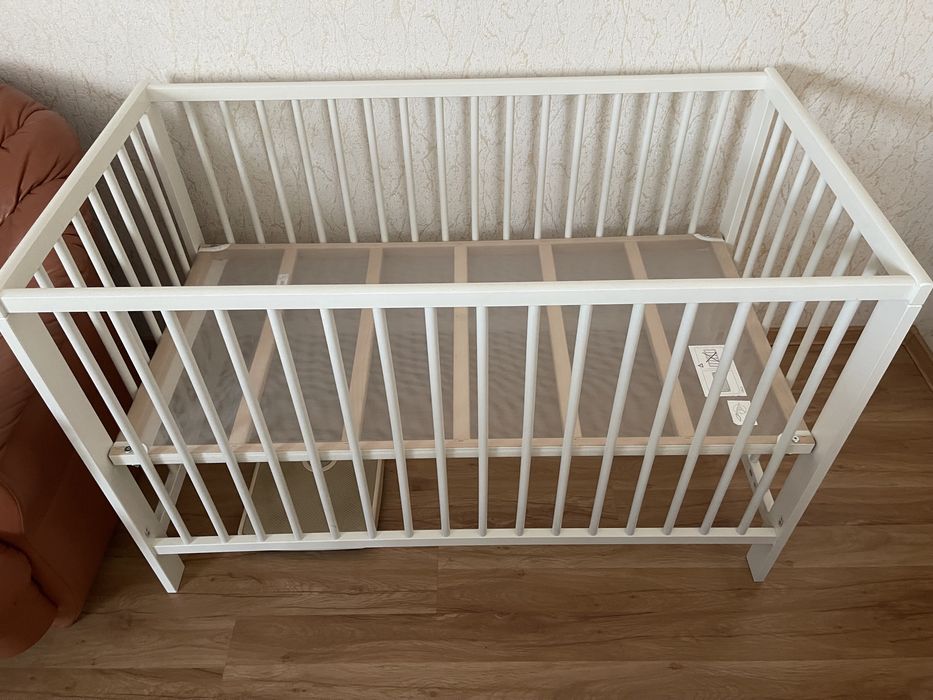 Дидяче ліжечко і пеленальний столик Ikea