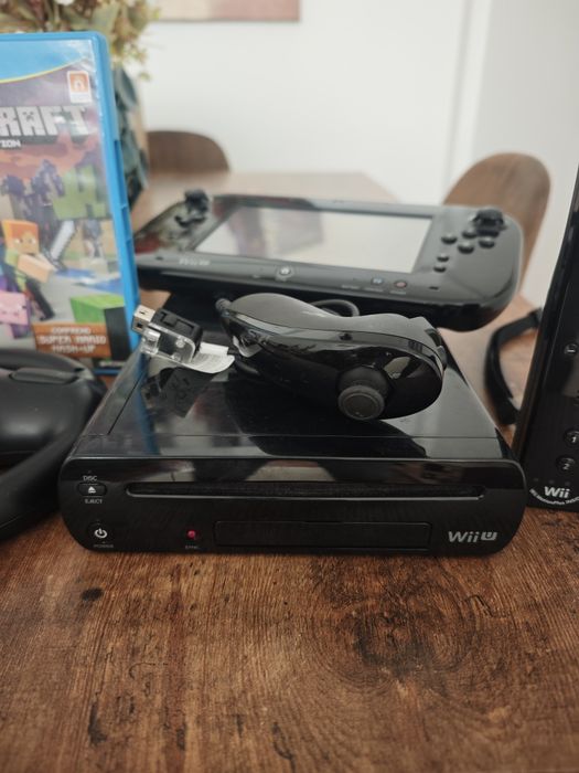 Consola Wii U com comando e jogos
