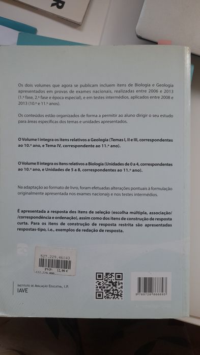 Livro com exercícios de Exame IAVE, Biologia e Geologia