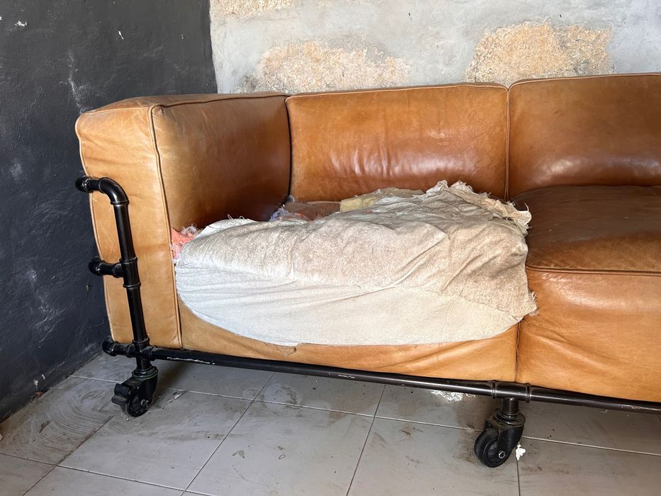 Sofá em pele FABRIC Maisons du monde para renovação