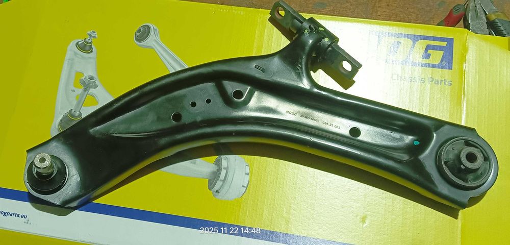 Важіль підвіски передній Nissan rogue (sport)