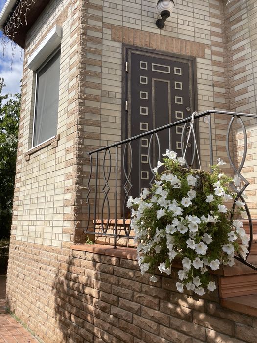 Продам будинок з басейном і підвалом на березі річки