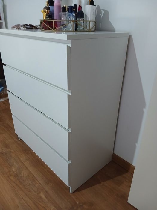 Cómoda com 4 gavetas