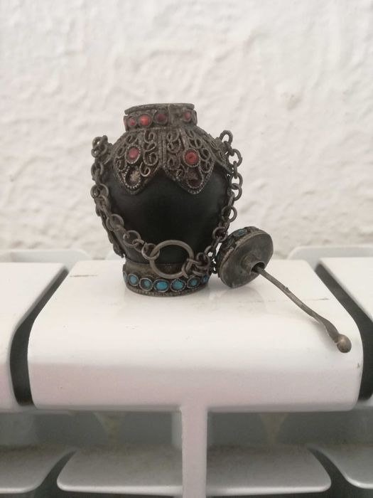 Snuff Bottle/Caixa de Rapé Nepal/Tibete, Chifre Esculpido c/ Corais