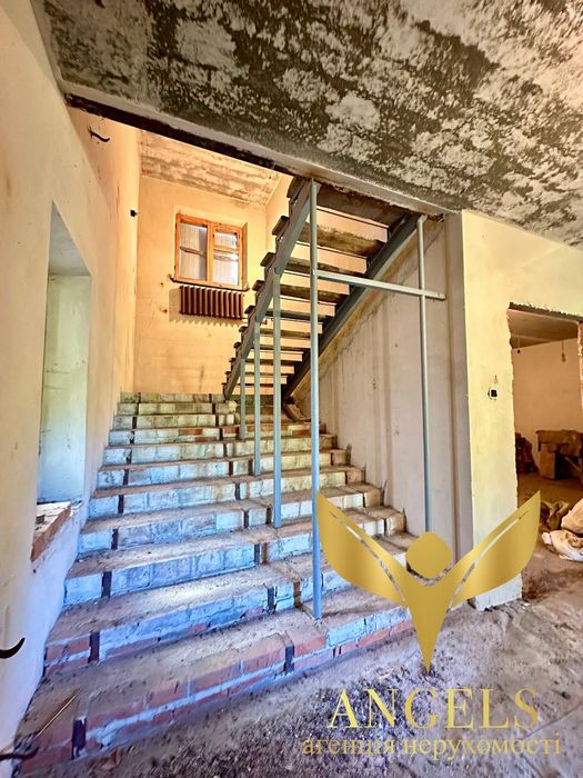 Продаж двоповерхового будинку із трьома гаражами та -1 поверхом