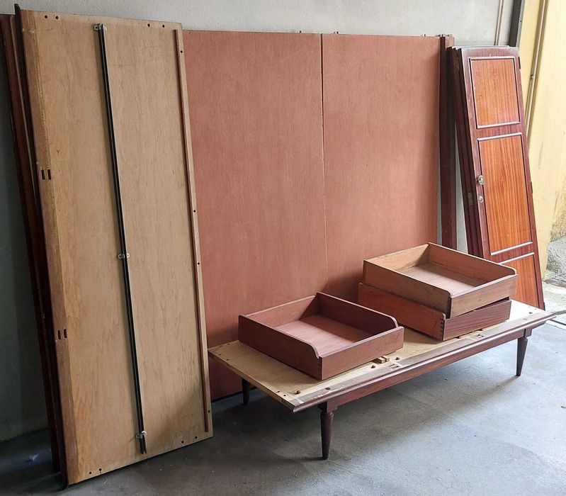 Quarto (cama + colchão + 2mesinhas + roupeiro)