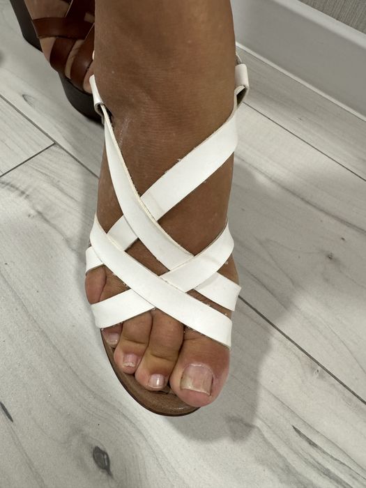 Босоніжки на платформі