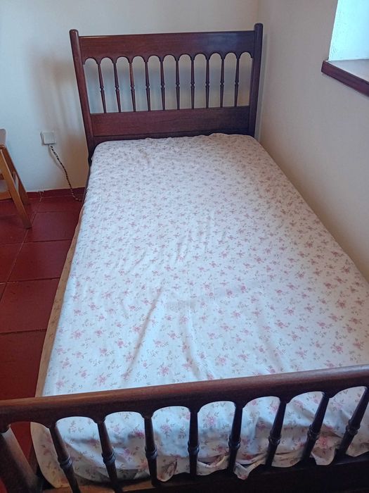 Cama muito antiga em madeira