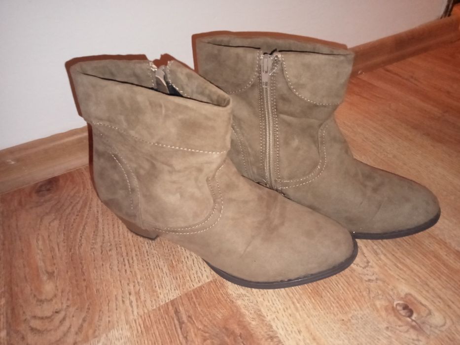 Botki damskie wiosenno -jesienne na obcasie.
