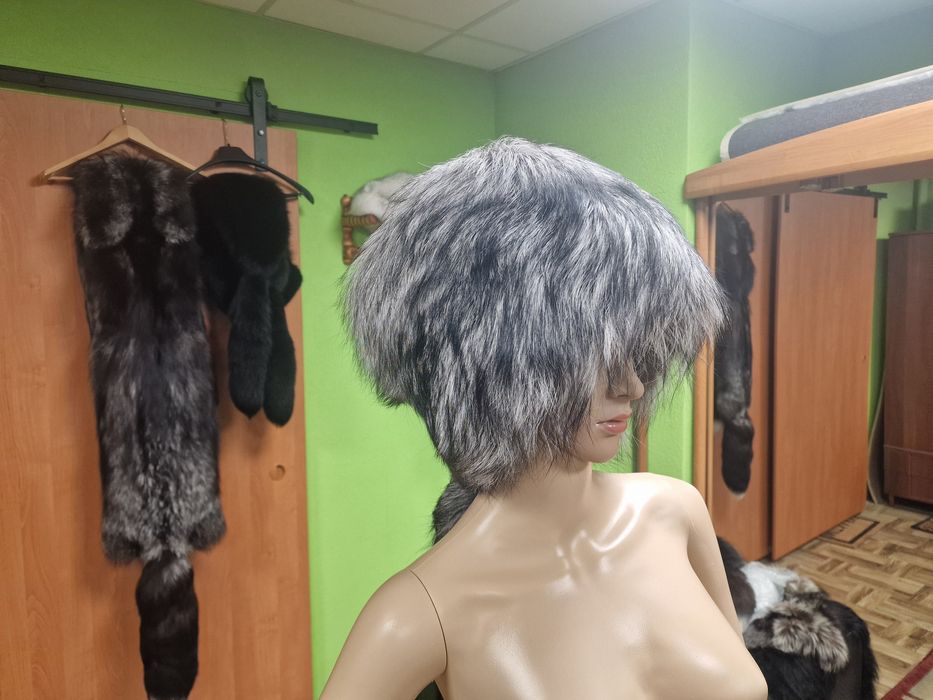 Piekna czapka z lisa tzw kaszkiet z ogonem !!!