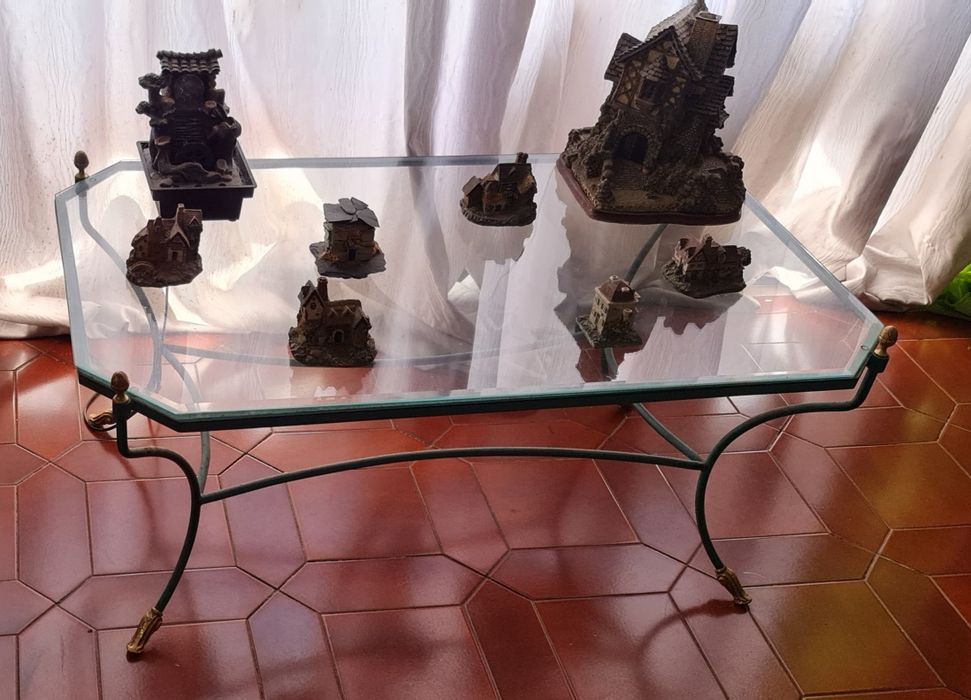 Mesa de centro em ferro forjado e vidro biselado.