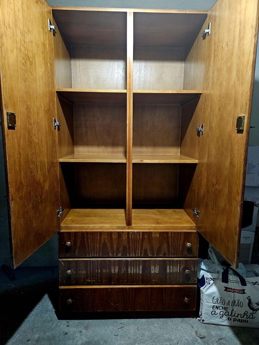 Guarda-fato de madeira.