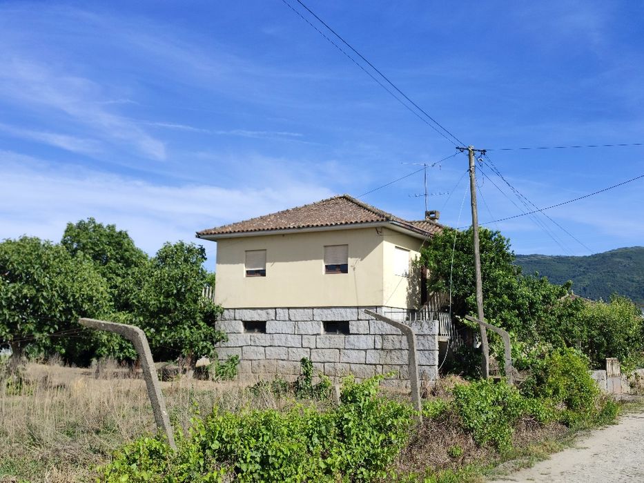 Vende-se moradia com terreno
