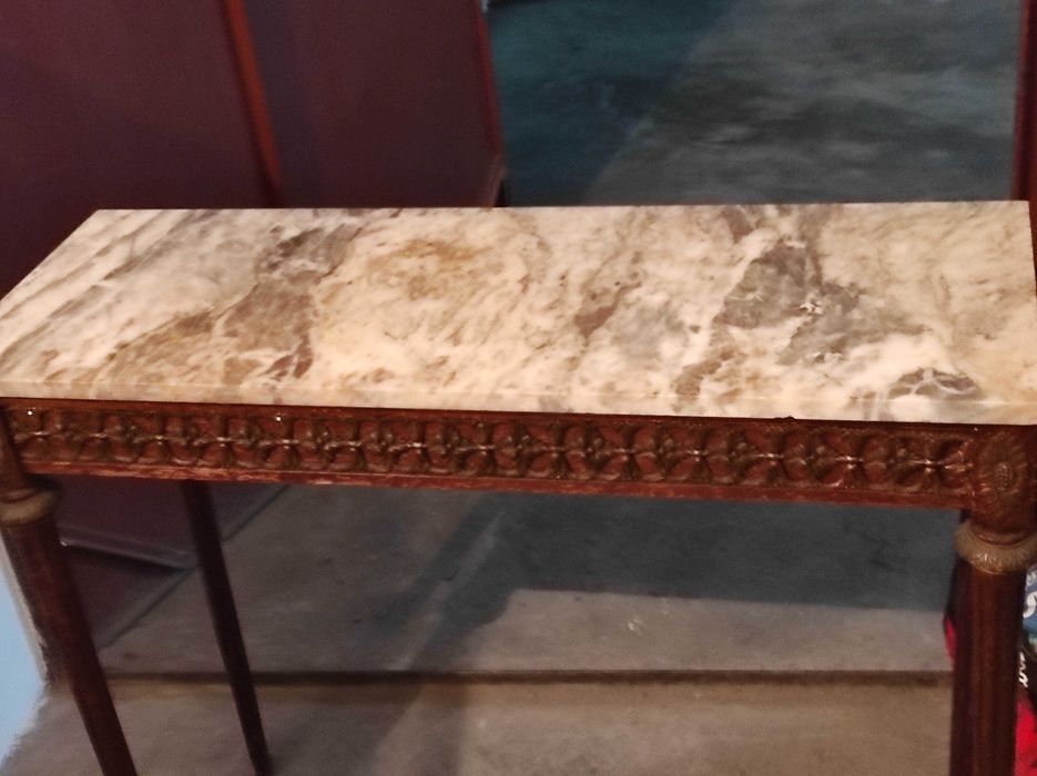 Cómoda com pedra mármore e relevo