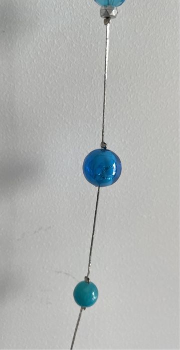 Colar prateado e azul