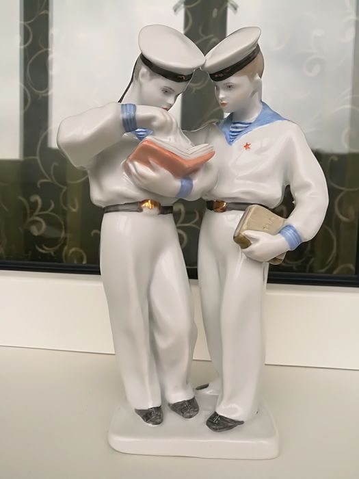 Фарфоровая статуэтка