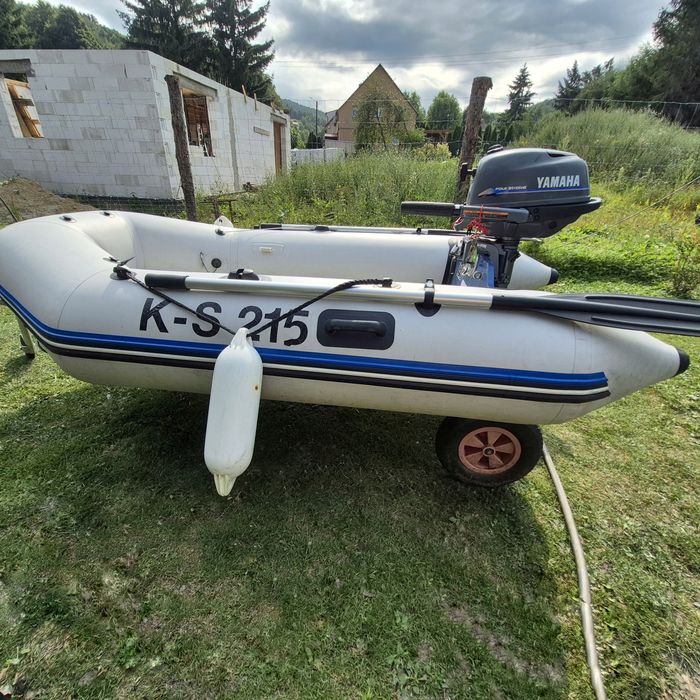 Ponton z zaburtowanym silnikiem spalinowym przyczepka Yamaha