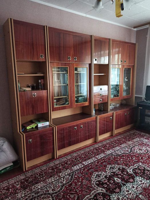 Стінка коричневого кольору