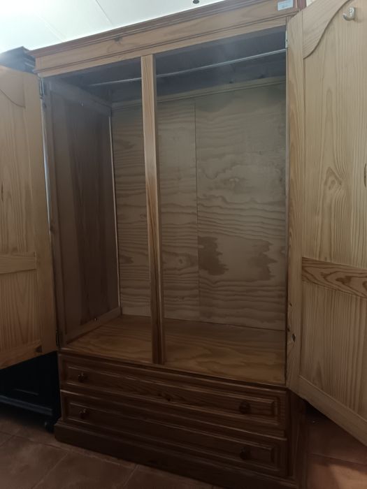Roupeiro de duas portas e gavetas