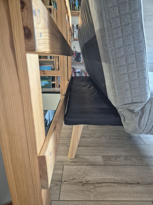 Rozkładana szara sofa