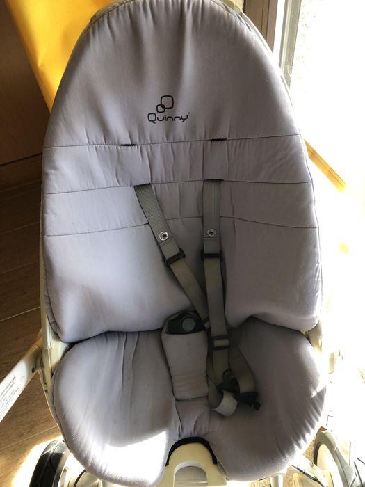 Carrinho Quinny com algumas marcas de uso