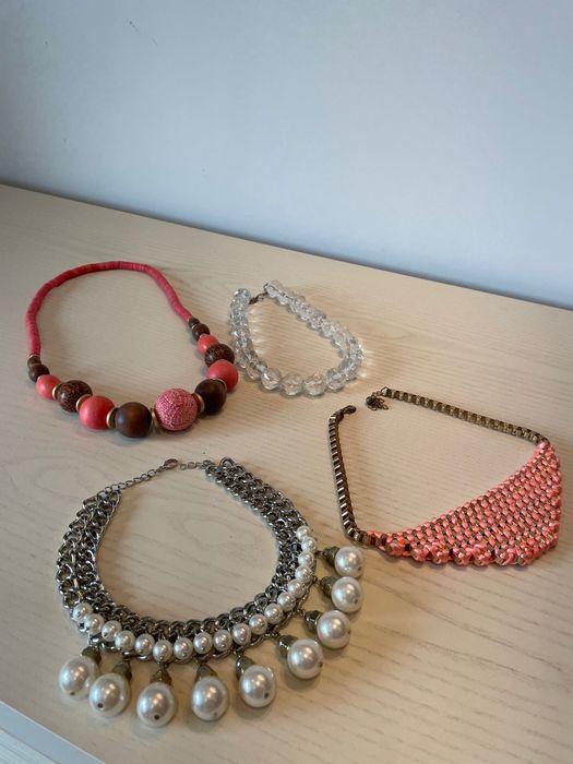 Colares novos a 8€ cada