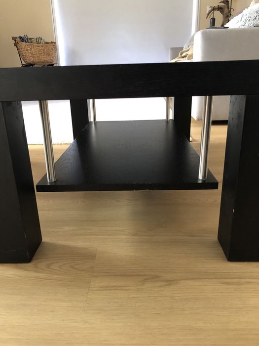 Mesa de centro preta e preta