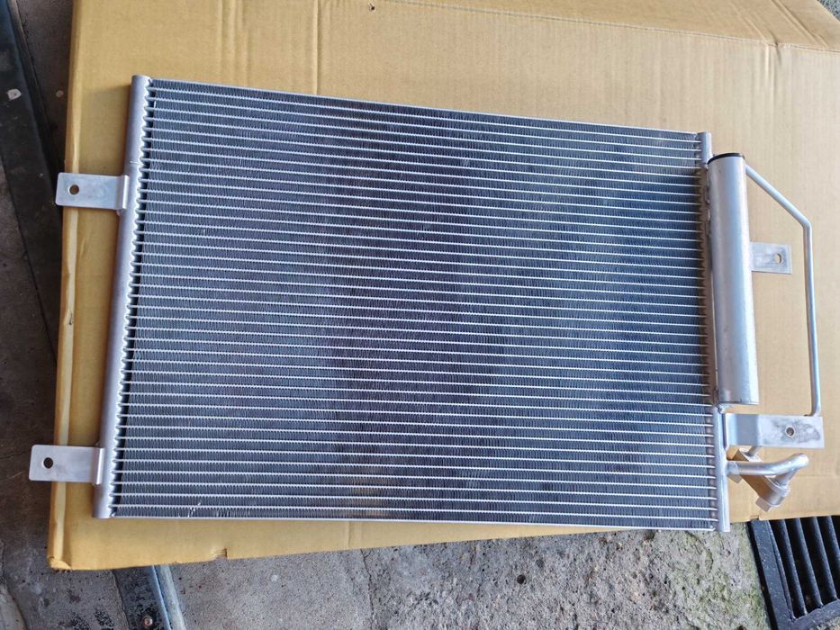 Chłodnica klimatyzacji , skraplacz Mitsubishi Colt . VALEO 822556