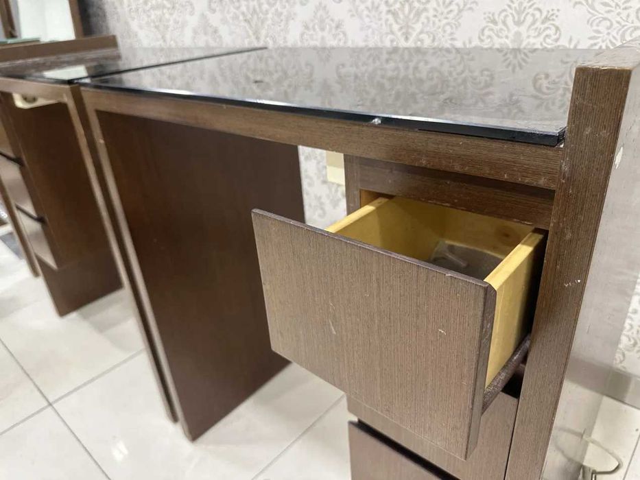 Par de Secretárias com Tampo em Vidro Fumado e 3 Gavetas