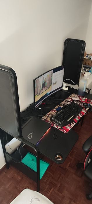 Mesa gamer ikeia

Guarda-roupa branco 3 portas
 
Mesa/escrivaninha preta gamer

Cômoda branca com 3