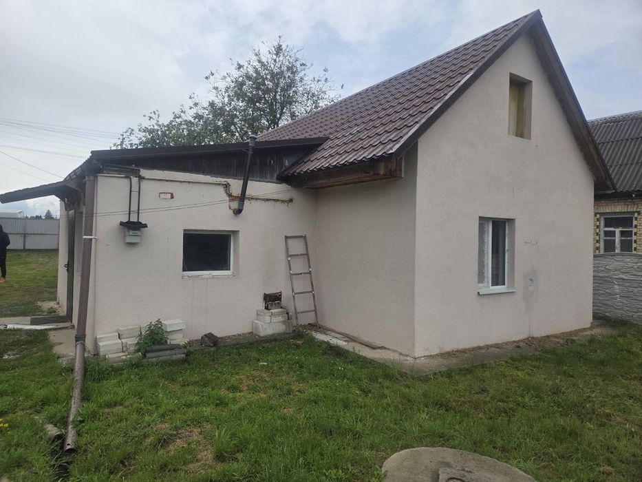 Будинок з великою ділянкою землі.