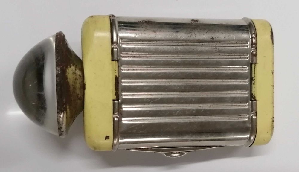 Lanterna antiga com lupa