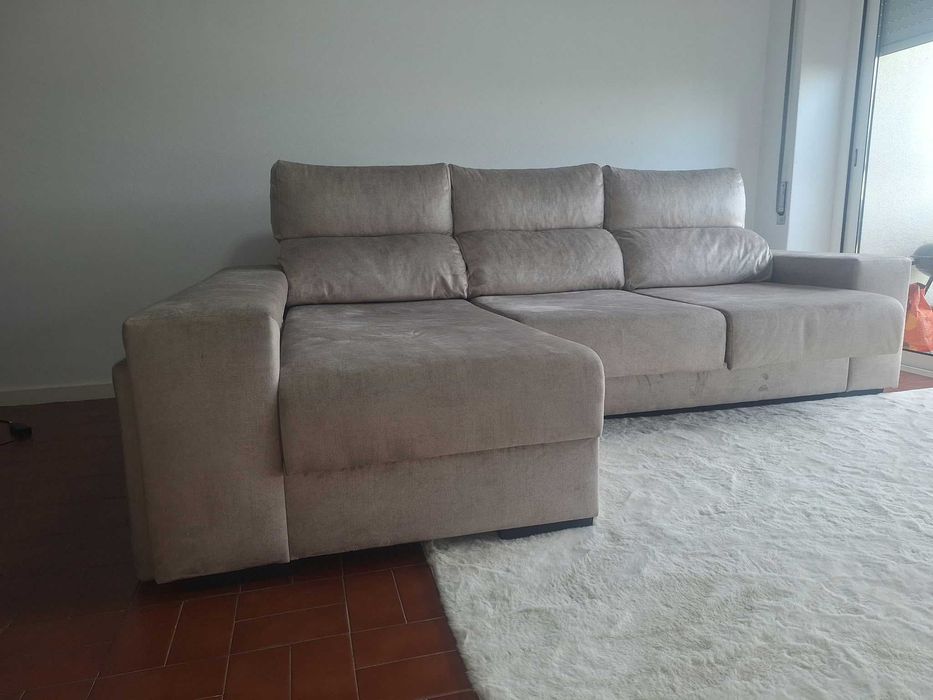 Conjunto Sofá Krypton 260cm Chaise ESQ + 4 Puffs Jakarta Sand - Como Novo