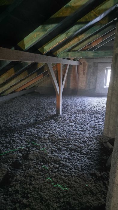 Profesjonalne wdmuchiwanie wełny i celulozy, ocieplanie pianą PUR