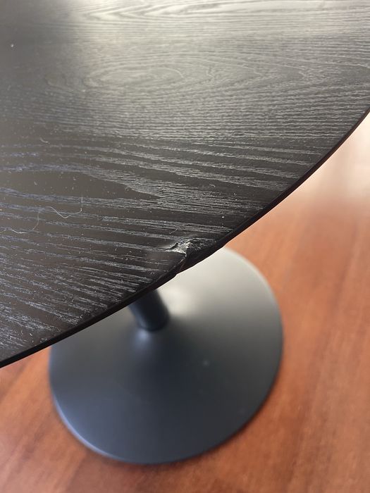 Mesa redonda de tampo de madeira e pé metálico