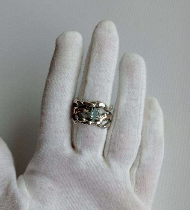 Унікальна срібна каблучка з блакитним топазом