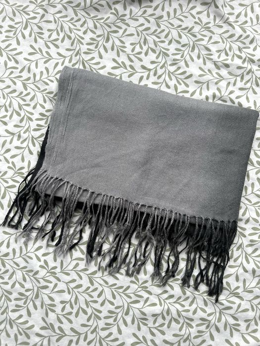 Czarno-szary damski szalik z frędzelkami omre zimowy jesienny vintage
