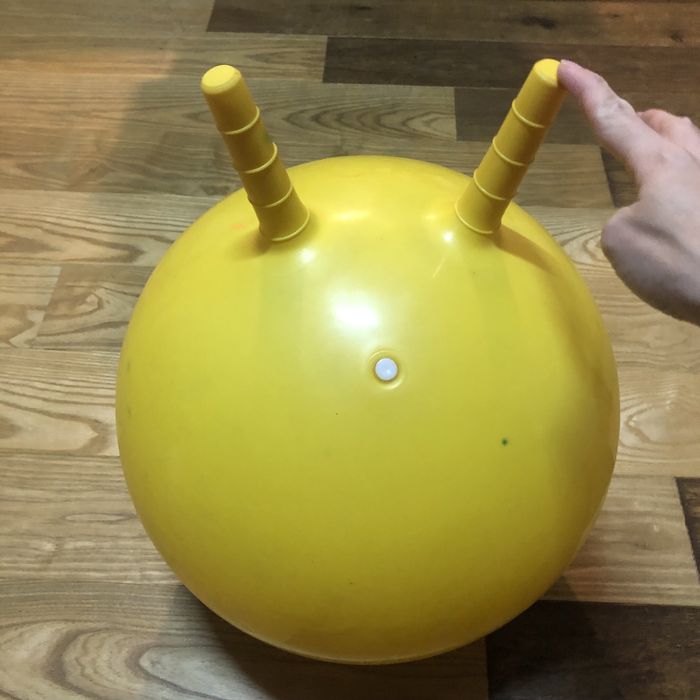 Żółta piłka do skakania z rogami 45 cm