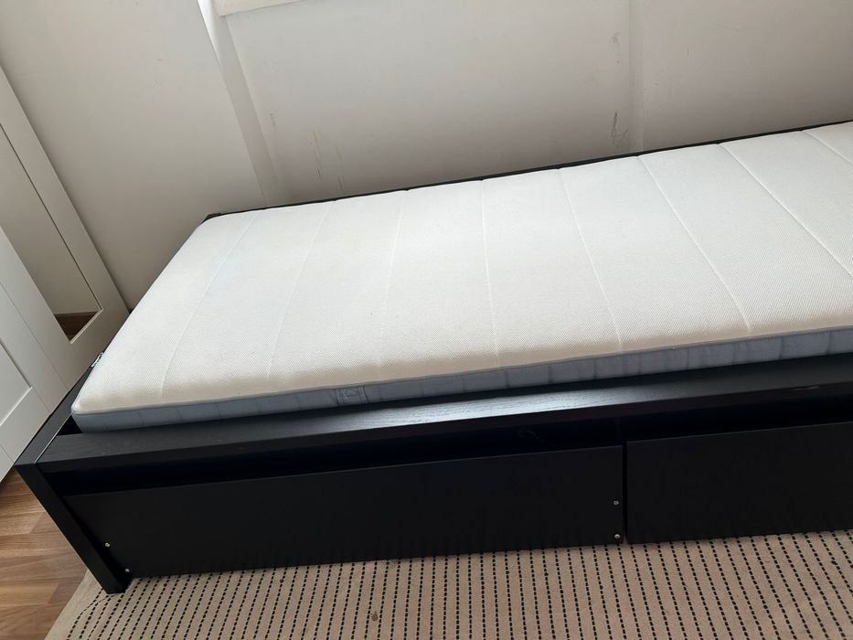 cama ikea preta com colchao e gaveta