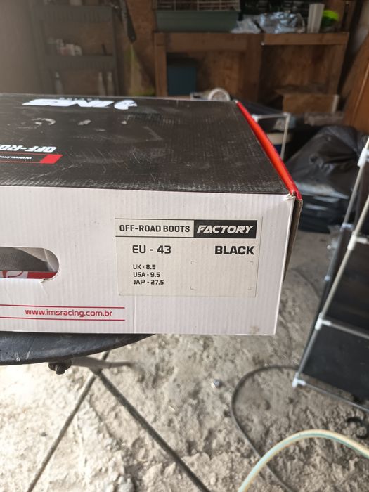Vendo um par de botas de moto cross n'43 , novas