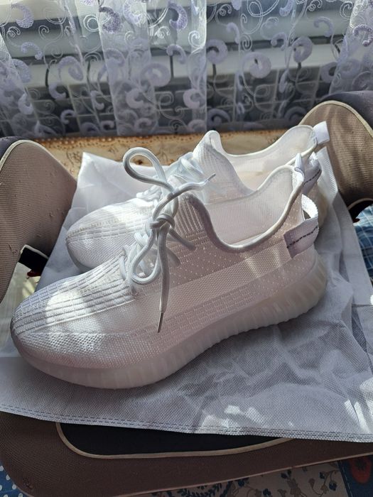 Продам.  кросівки.