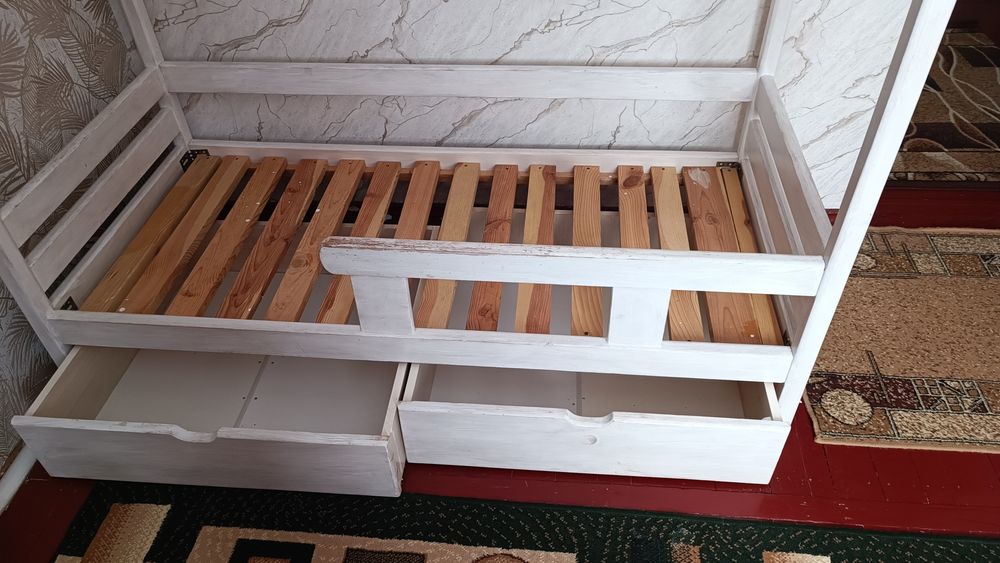 Продам дитяче ліжко дерев'яне.