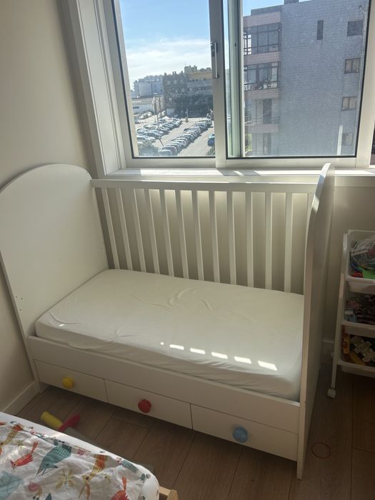 Cama de bebé em madeira