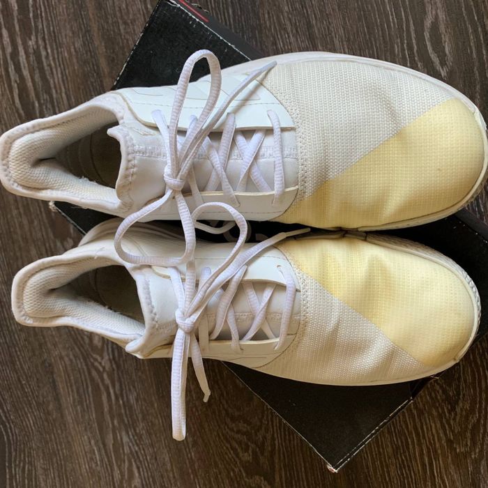 Adidas тенісні чи для повсякденного носіння