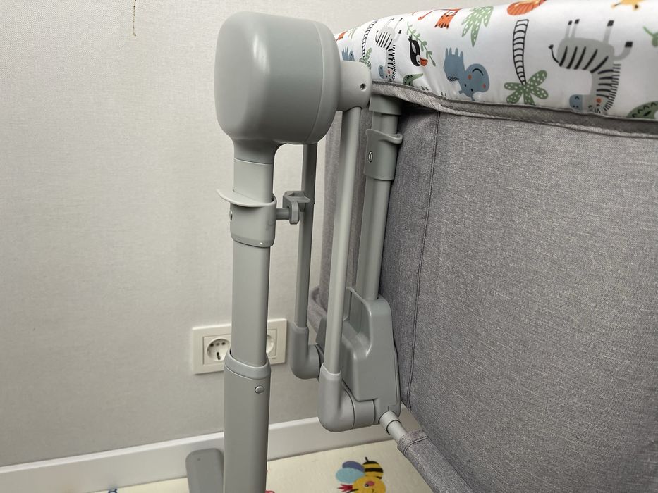 Ліжечко дитяче приставне з качалкою і музикою.