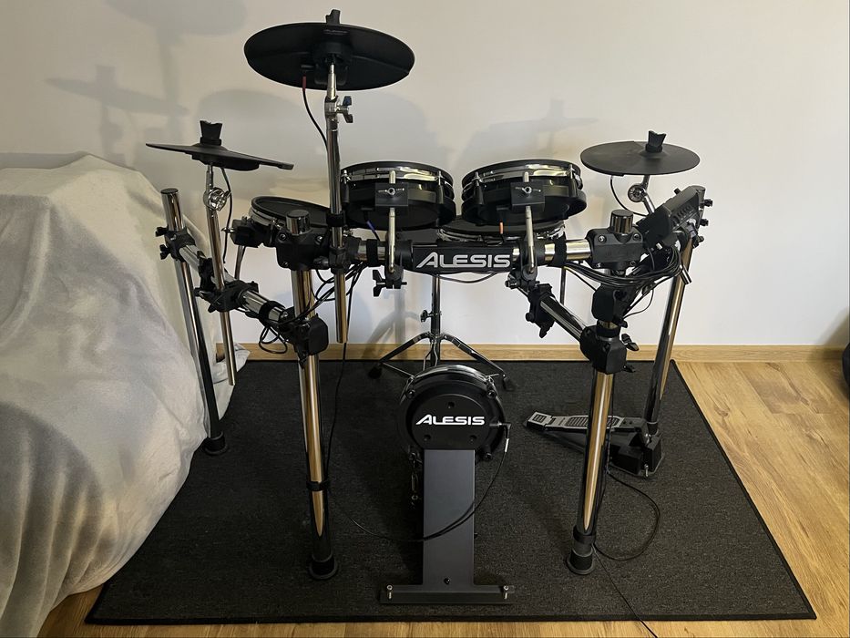 Perkusja elektroniczna Alesis Surge Mesh Kit + pałki, stołek, dywan
