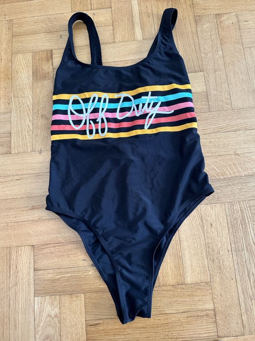 Czarny jednoczęściowy kostium kąpielowy