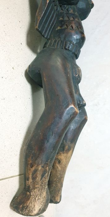 Grande antiga escultura da Deusa da fertilidade africana em madeira